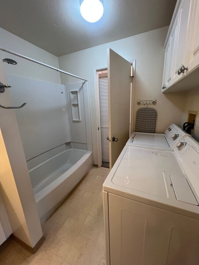 Building Photo - Very nice 2 bedroom, 1 bath unit with 2 pa...