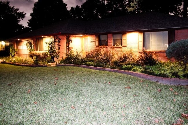 Building Photo - 8910 Greiner Dr