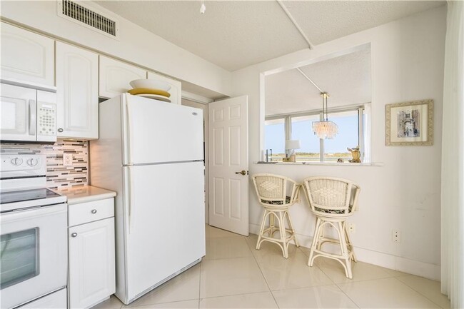 Building Photo - 3554 Ocean Dr