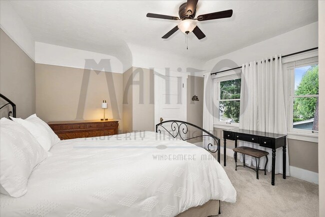 Building Photo - Stunning South Hill Home