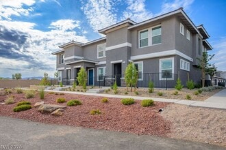 Building Photo - 482 Golden Myna Ave