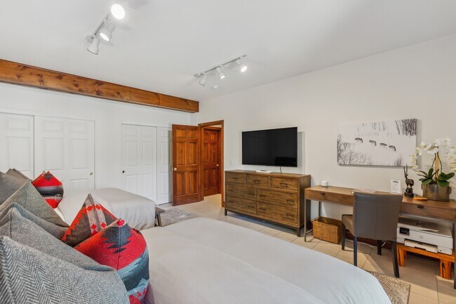 Lower level bedroom (2 of 2) - 47 Wild Turkey Ln