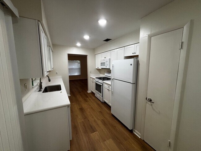 Building Photo - 2/2 Fully Renovated Home in Silver Springs Shores