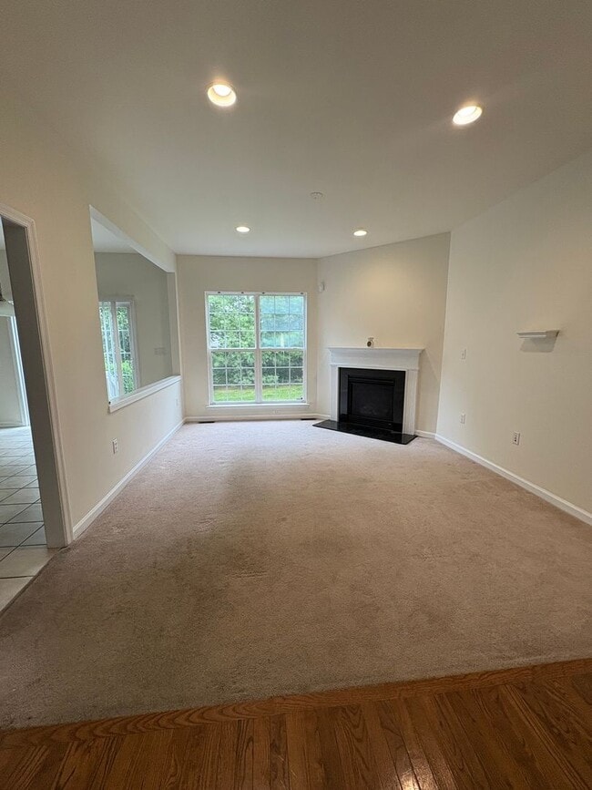 Building Photo - Spacious 3BR/2.5BA Townhome in Desirable B...