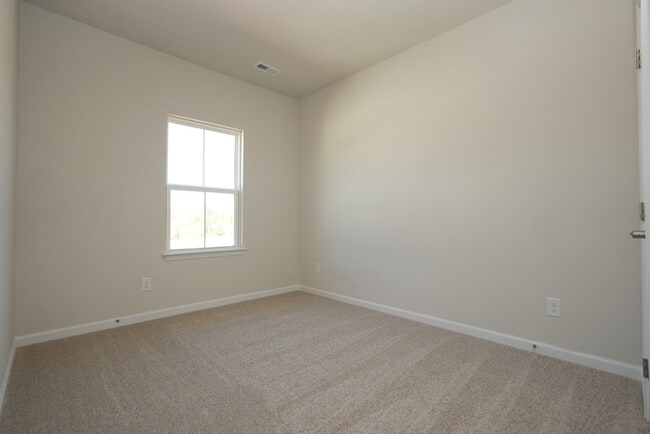 Building Photo - A large spacious home in Arbor St!