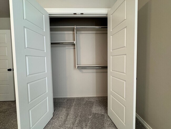 Building Photo - Spacious 3-Bedroom Home with Designer Kitc...