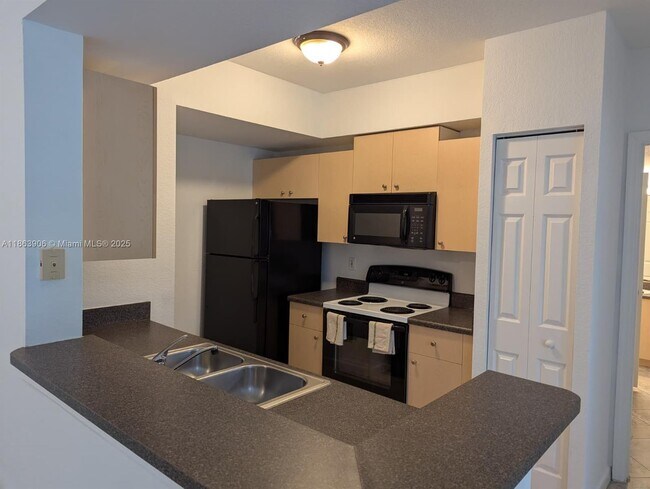 Building Photo - 2578 Centergate Dr