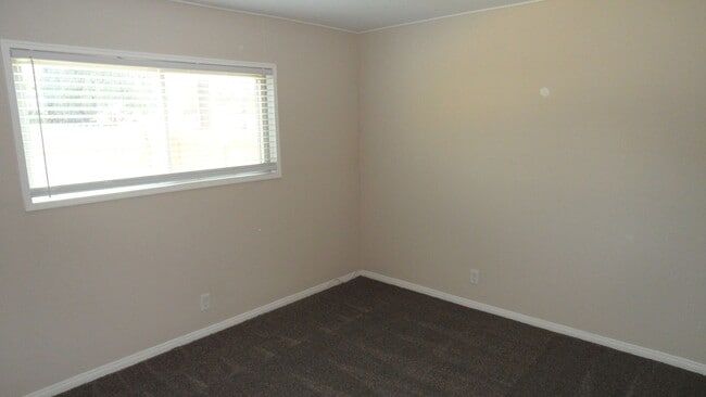 Building Photo - Spacious 6 Bedroom, 3 Bathroom, Single Fam...