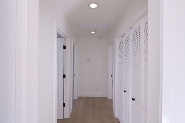 Building Photo - 621 W Glenoaks Blvd