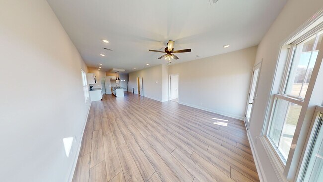 Building Photo - Modern Comfort, Great Location, and Pet-Fr...