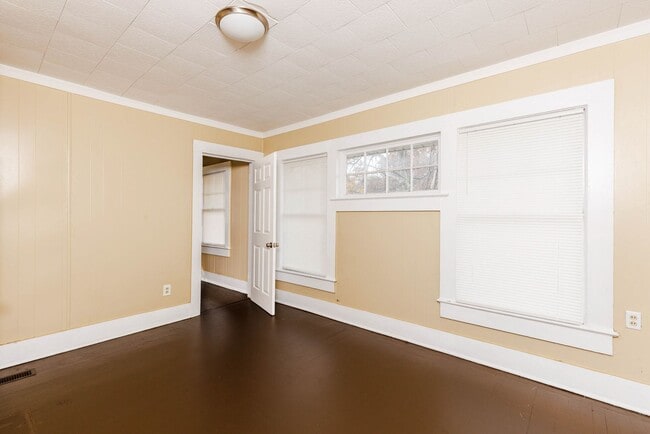 Building Photo - 4 Bedroom in West End