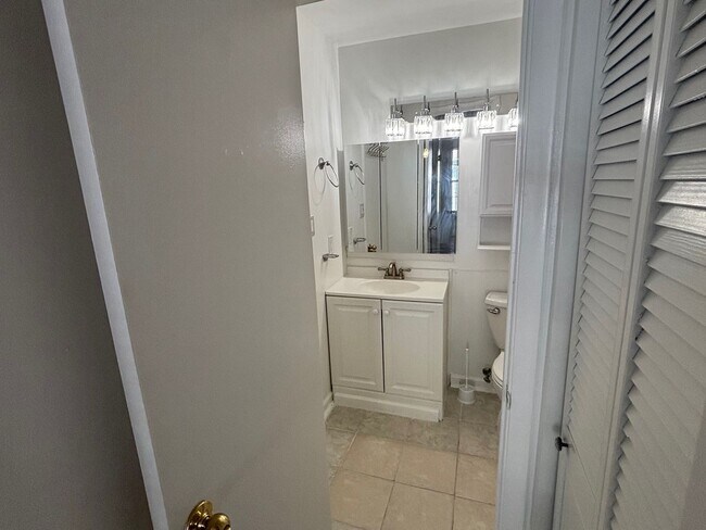 Building Photo - 2 Bedroom, 1 Bath Condo in Virginia Beach