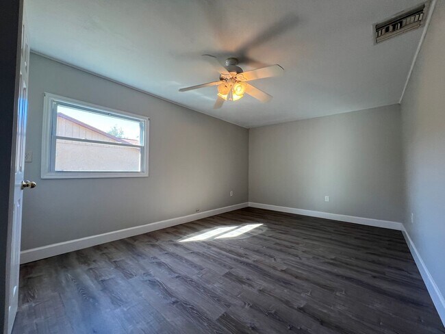 Building Photo - $1,795 ** Annual ** Available 5/15/26 ** Recently Upgraded **3 Bedroom / 2 Bath * Port Charlotte