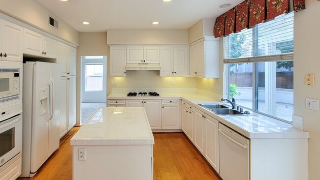 Building Photo - 12138 Wooded Vista Ln