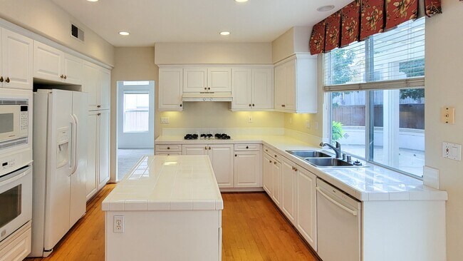 Building Photo - Large Home in Poway