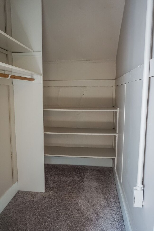 Building Photo - 5 Bedroom House Available!