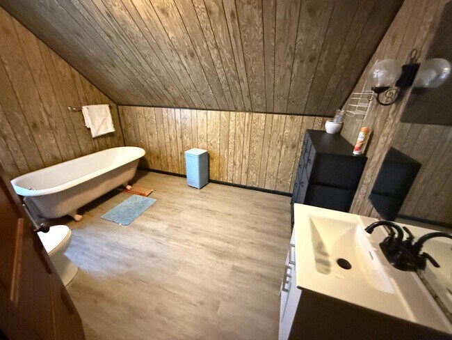 Building Photo - 1102 Oakes St