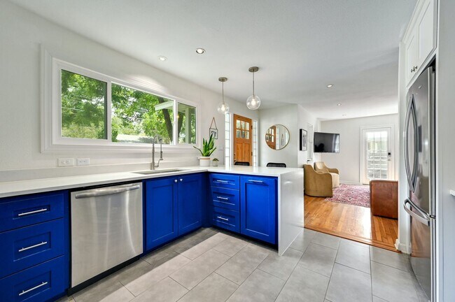 Building Photo - Unbelievable Brentwood Home + Separate Hom...