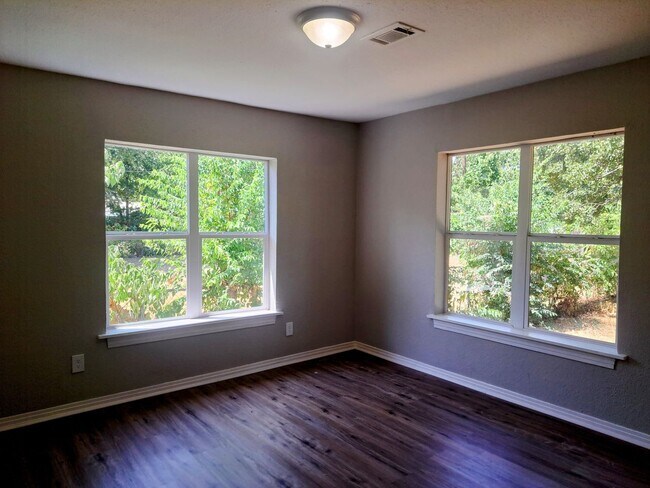 Building Photo - 4 bedroom, 2 bath home, Handicap accessible