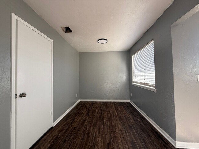 Building Photo - Upstairs unit on Hilaman Golf Course!