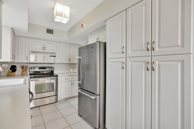 Building Photo - 5380 N Ocean Dr