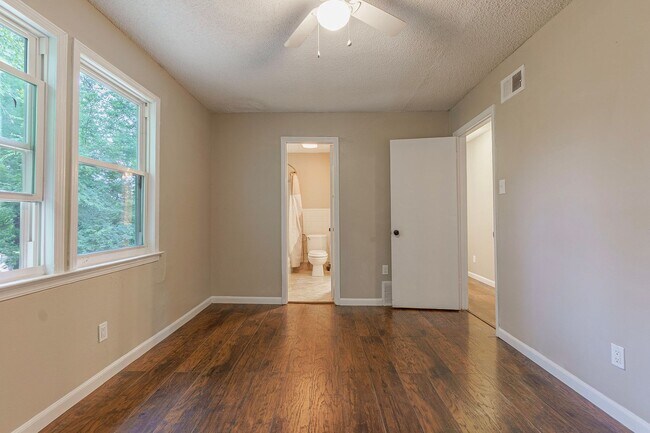 Building Photo - 4BR/1.5BA split-level in Grandview Heights