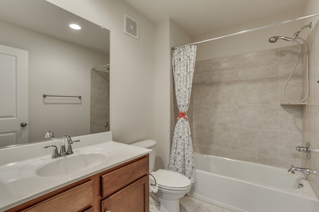 Building Photo - Gorgeous Townhome/Great Location!