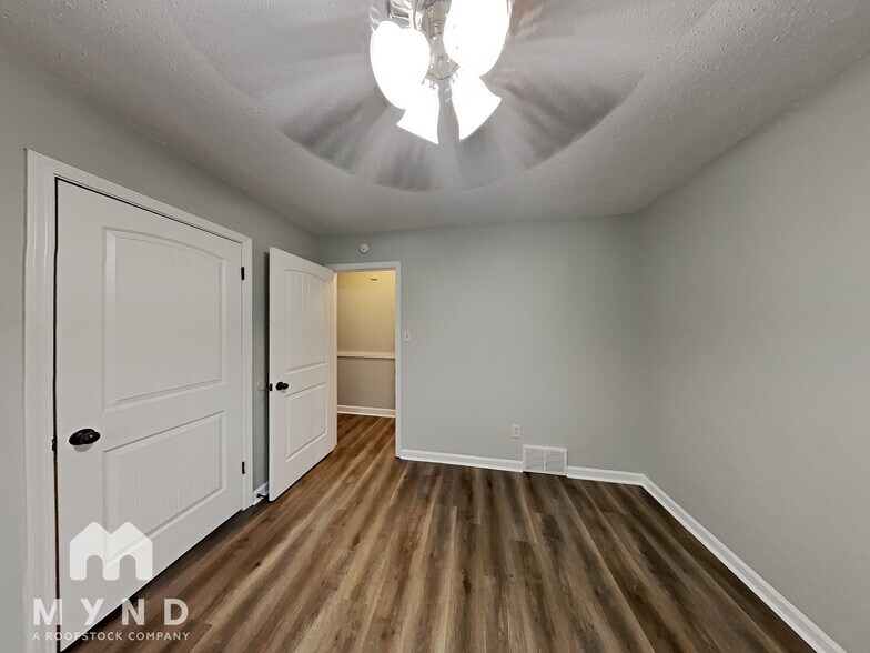Building Photo - 7542 Lone Oak Cove
