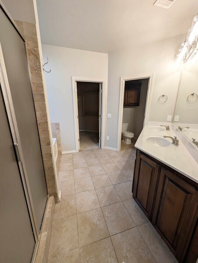 Building Photo - Three Bedroom Plus Study in Edmond