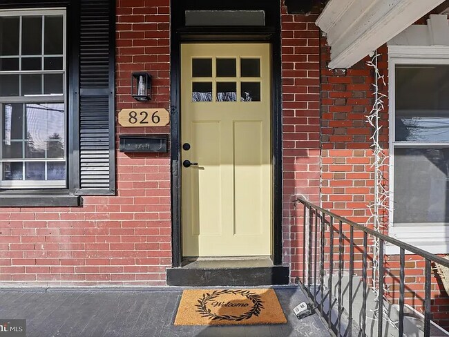 Building Photo - 826 N Plum St