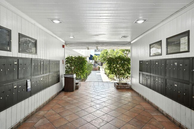 Building Photo - Charming 2BR + 1BA Condo in Tarzana availa...