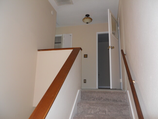 Building Photo - 36 Lakeshore Terrace