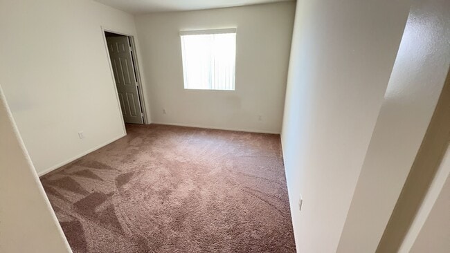 Building Photo - 4 BEDROOM, 3 BATH VICTORVILLE HOME