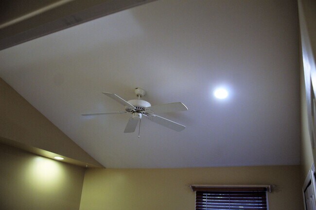 Building Photo - Available Now!- 2 Bedroom Condo In Davison