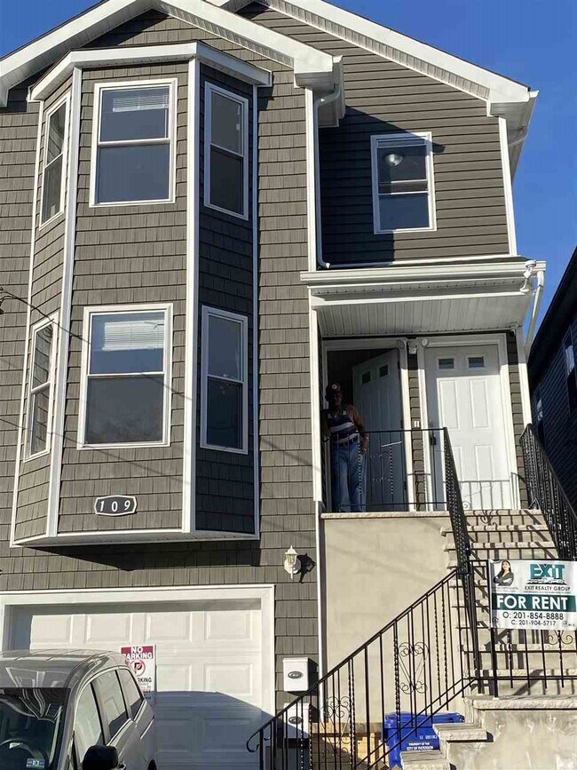 Primary Photo - 109 Godwin Ave