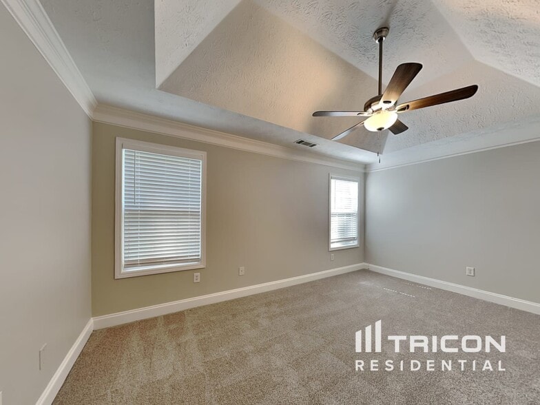 Building Photo - 360 Valley View Dr