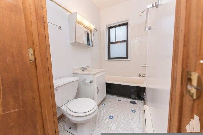 Building Photo - 2840 N Orchard St