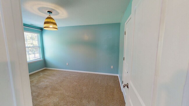 Building Photo - 4 Bedrooms w/ Privacy Fence & Community Pool!