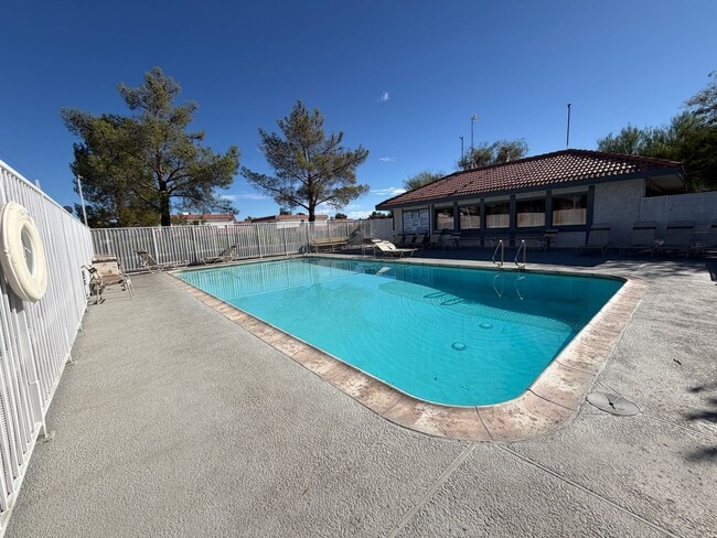 Building Photo - 1133 Willow Tree Dr