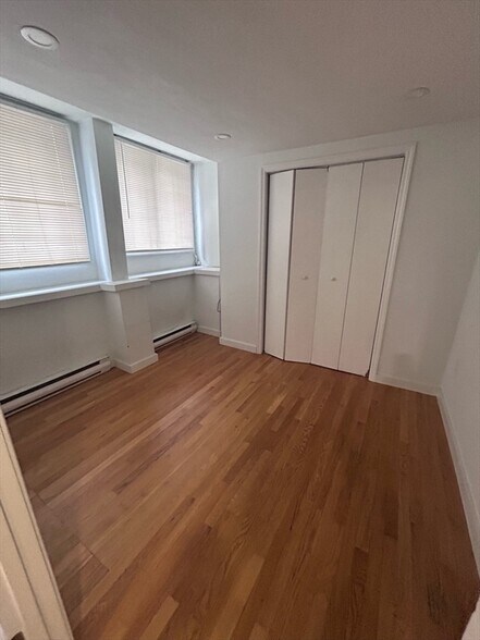 Building Photo - 506 E Broadway