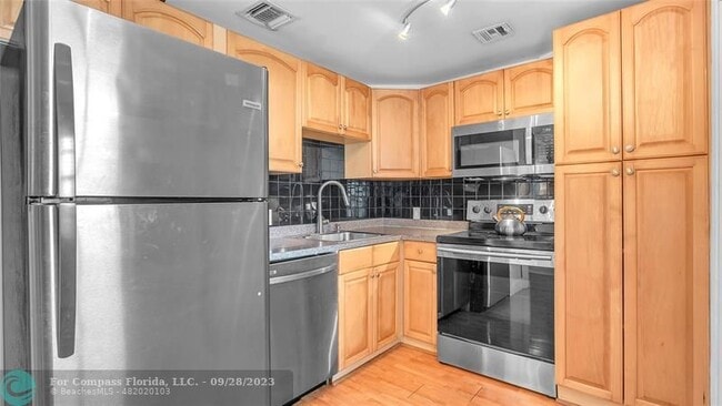 Building Photo - 3150 N Palm Aire Dr