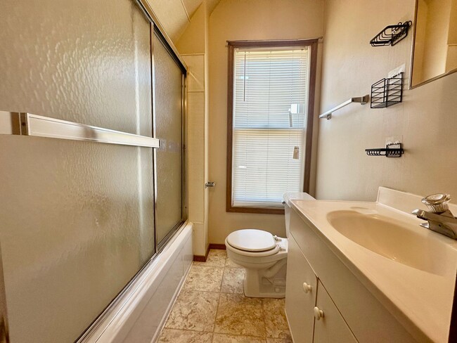 Building Photo - Peteyboy Properties LLC-437 W Jackson A &amp; B