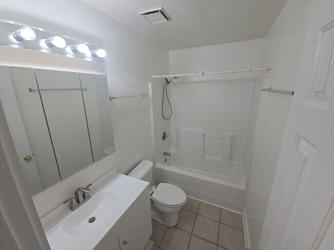 Building Photo - 4016 Rainbow Dr
