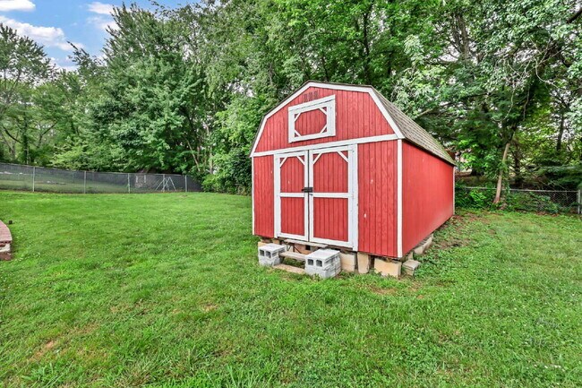 Building Photo - Wonderful 3 bed 2 bath with a modern interior