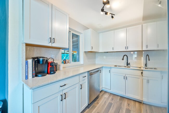 Building Photo - 5840 NE 1st Terrace