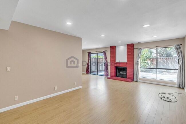 Building Photo - 1362 Casa Ct