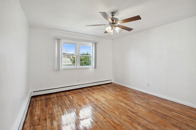 Building Photo - 140 Hopkins Ave