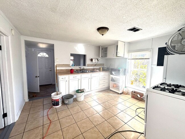 Building Photo - Country Living in Huger!