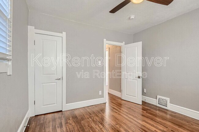 Building Photo - 1418 Roslyn St