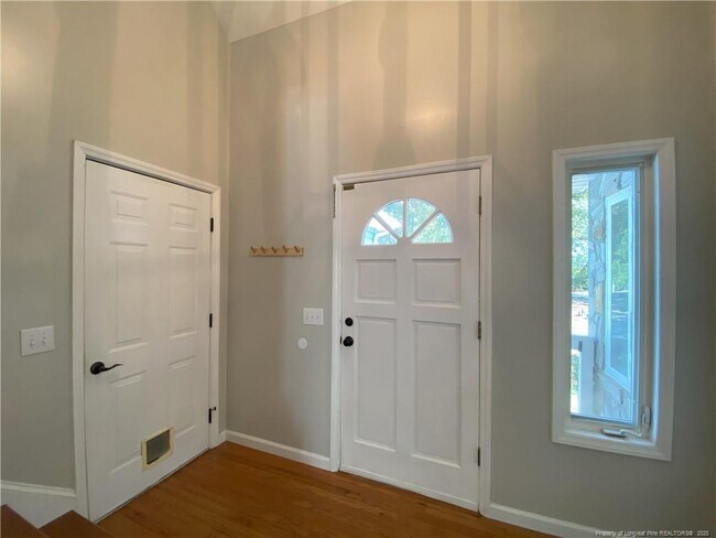 Building Photo - 462 Crown Point